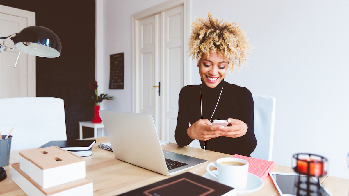 Galerie-Mitarbeiterin im Backoffice