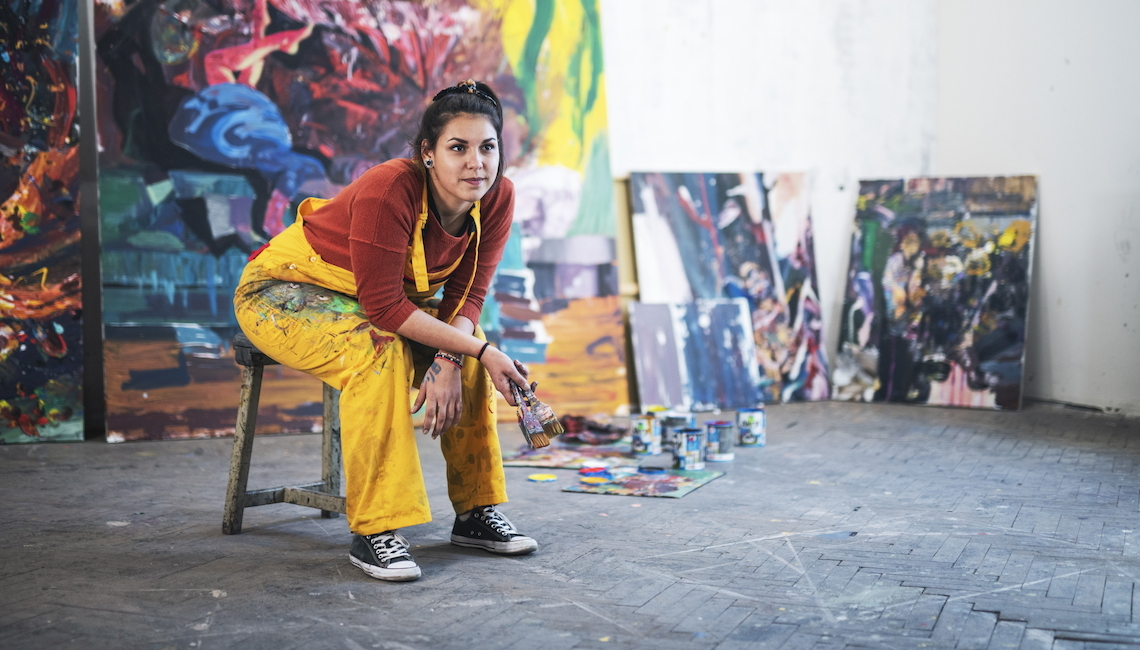 Junge Malerin im Atelier