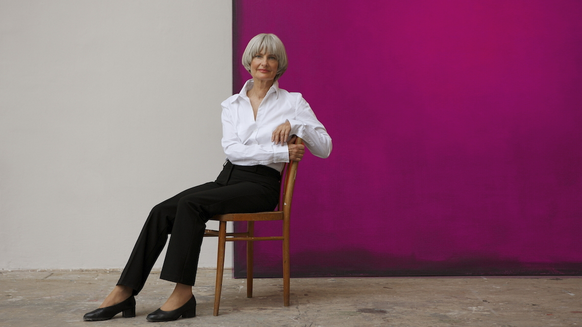 Kuenstlerin-vor-purpurner-Leinwand