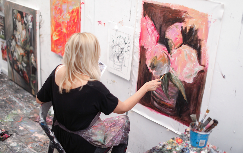 Malerin arbeitet an Stilleben